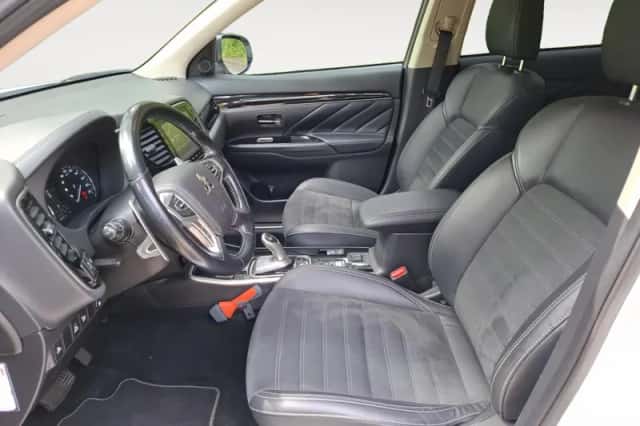 Mitsubishi Outlander (2021) thumbnail 5