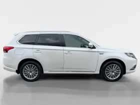 Mitsubishi Outlander (2021) thumbnail 4