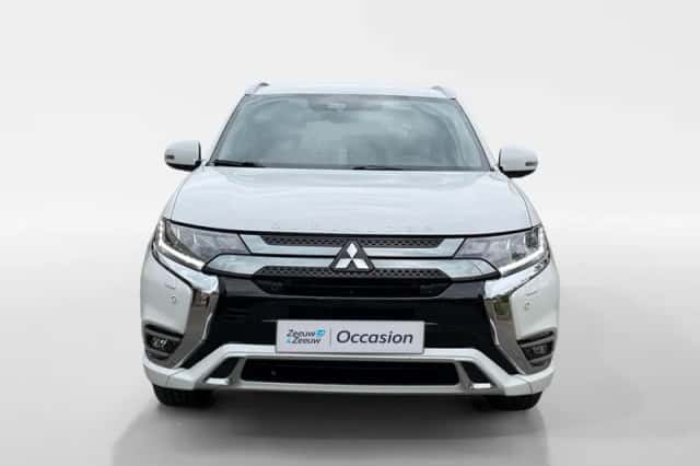 Mitsubishi Outlander (2021) thumbnail 2