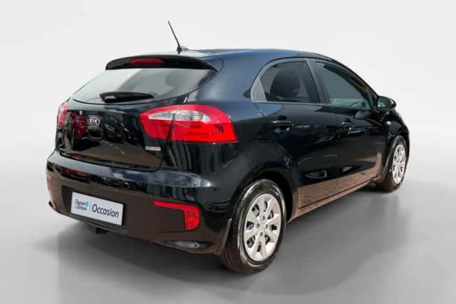 Kia Rio (2015) thumbnail 4