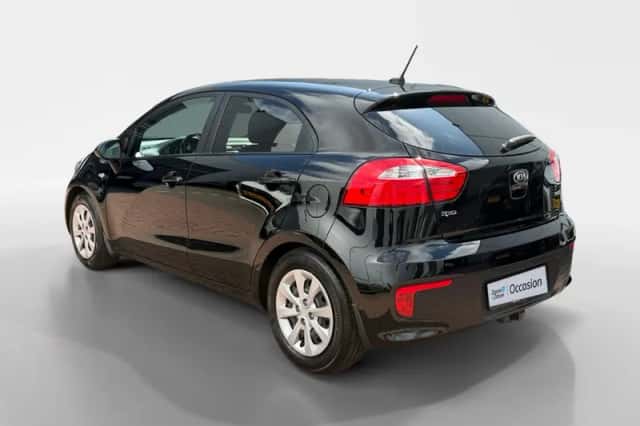 Kia Rio (2015) thumbnail 6