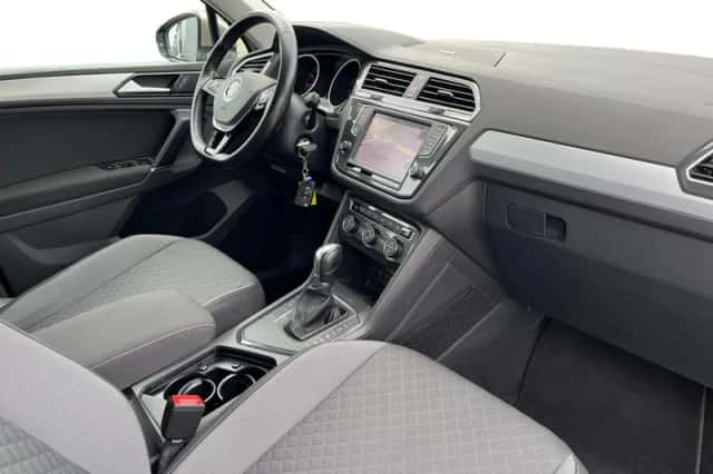 Volkswagen Tiguan (2016) thumbnail 3