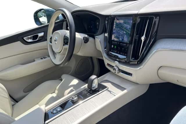 Volvo XC60 (2023) thumbnail 3