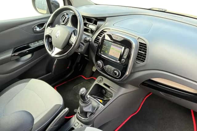 Renault Captur (2016) thumbnail 3