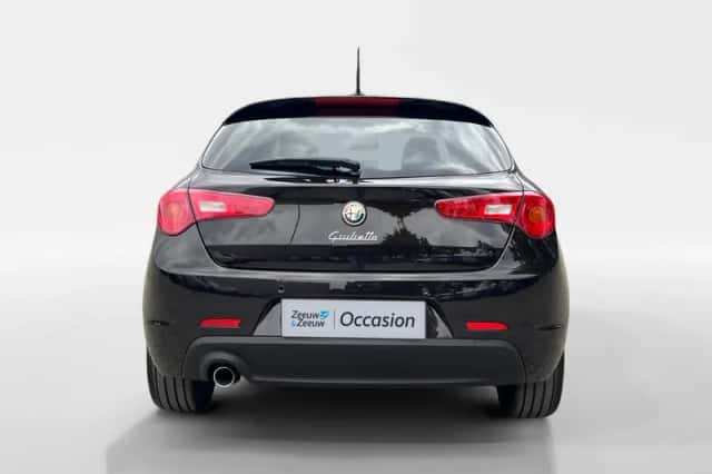 Alfa Romeo Giulietta (2015) thumbnail 9