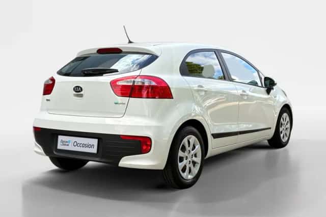Kia Rio (2015) thumbnail 2