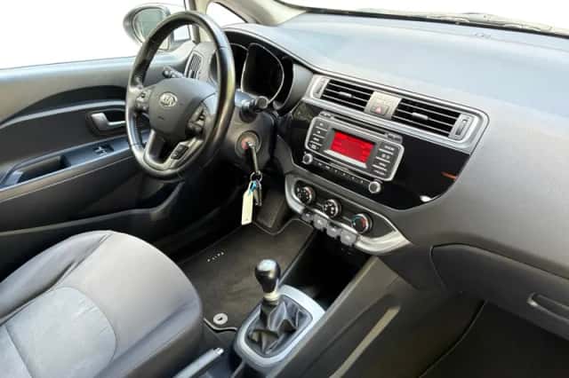 Kia Rio (2015) thumbnail 3