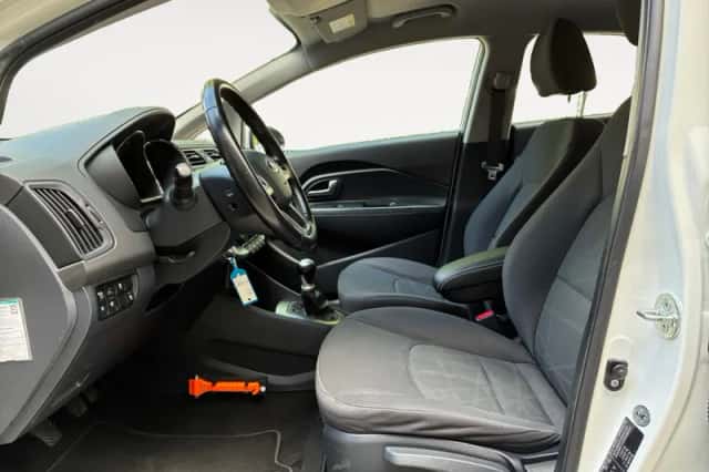 Kia Rio (2015) thumbnail 5