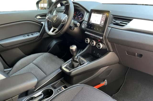 Renault Captur (2021) thumbnail 3
