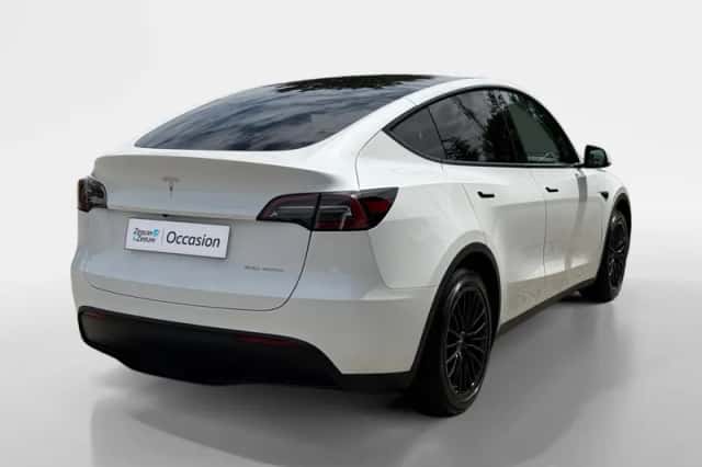 Tesla Model Y (2023) thumbnail 5
