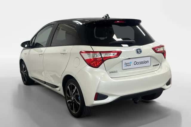 Toyota Yaris (2017) thumbnail 3
