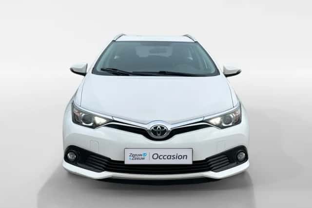 Toyota Auris (2016) thumbnail 2