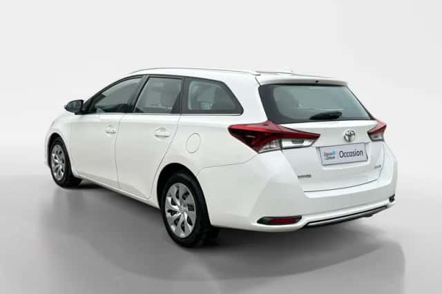 Toyota Auris (2016) thumbnail 5