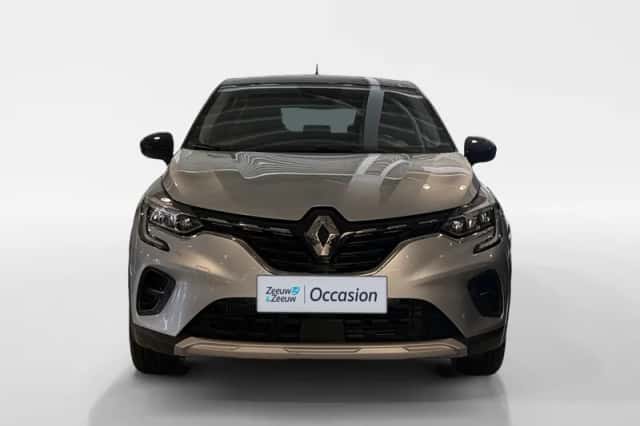Renault Captur (2022) thumbnail 2