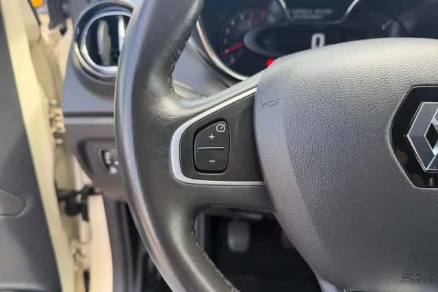 Renault Captur (2016) thumbnail 17