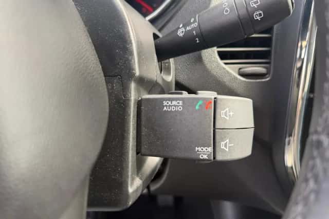 Renault Captur (2016) thumbnail 21