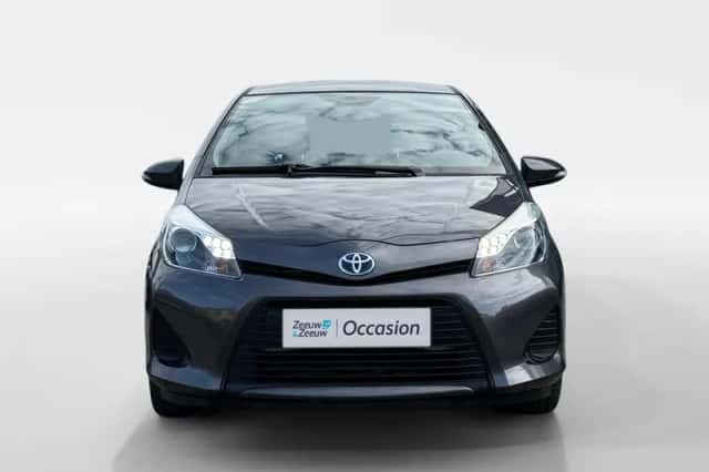 Toyota Yaris (2013) thumbnail 2