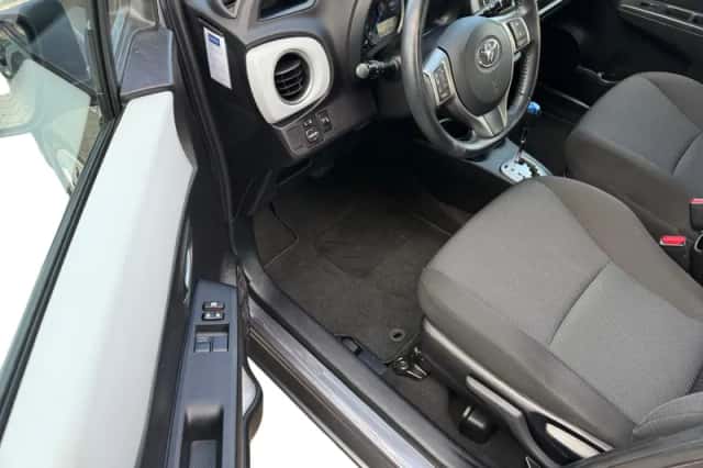 Toyota Yaris (2013) thumbnail 13