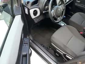 Toyota Yaris (2013) thumbnail 13