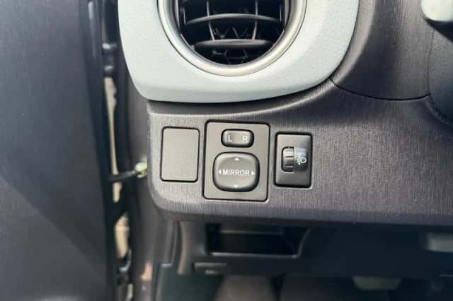 Toyota Yaris (2013) thumbnail 15