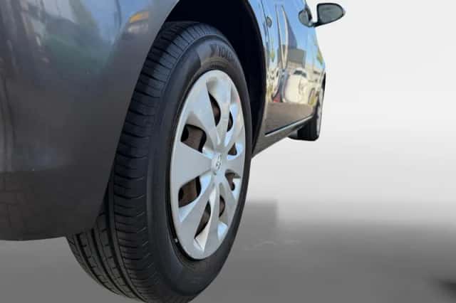 Toyota Yaris (2013) thumbnail 8