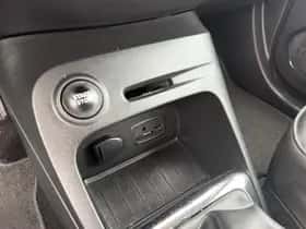 Renault Captur (2015) thumbnail 30