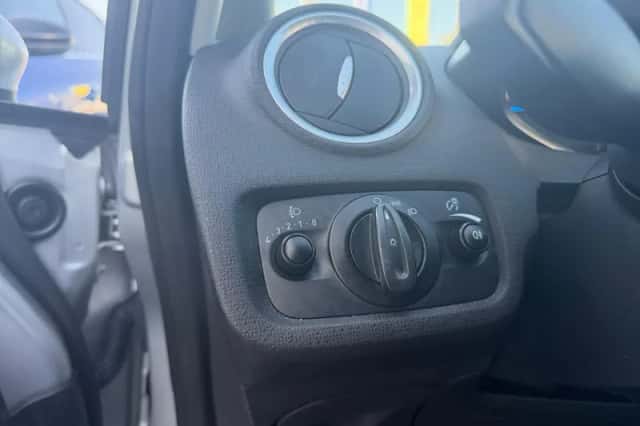 Ford Fiesta (2013) thumbnail 13