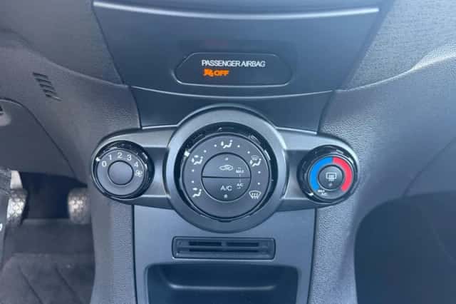 Ford Fiesta (2013) thumbnail 23