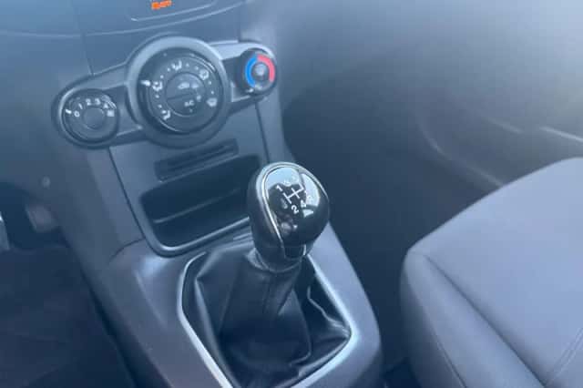 Ford Fiesta (2013) thumbnail 25