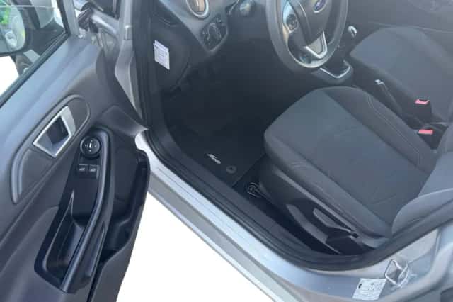 Ford Fiesta (2013) thumbnail 10