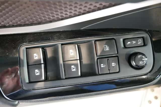 Toyota C-HR (2020) thumbnail 23