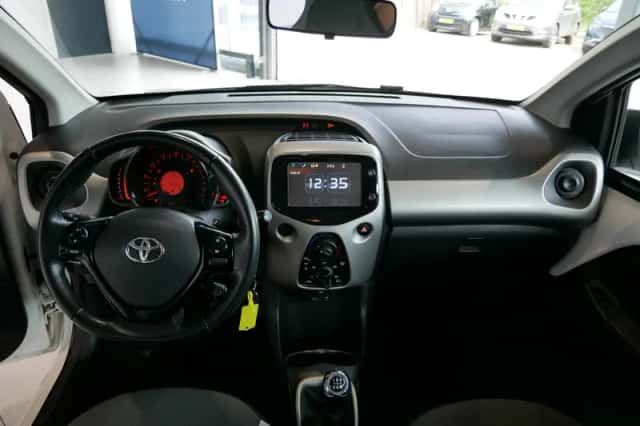 Toyota Aygo (2017) thumbnail 12
