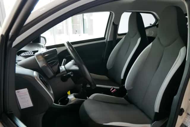 Toyota Aygo (2017) thumbnail 9