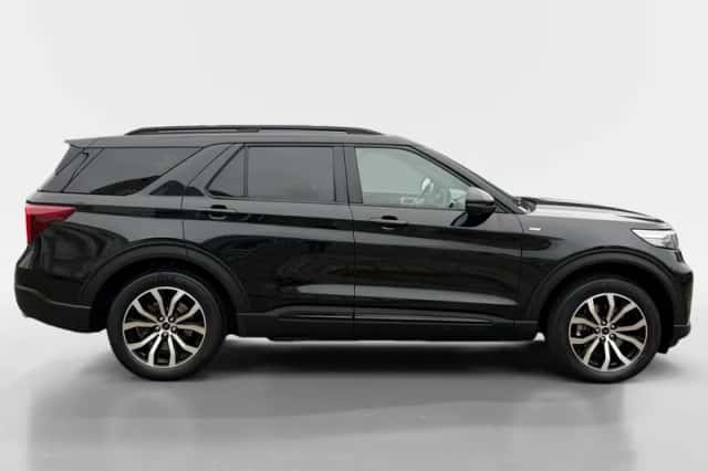 Ford Explorer (2022) thumbnail 4