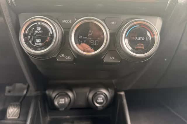 Suzuki Swift (2018) thumbnail 25