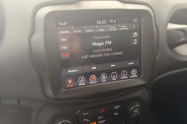 Jeep Renegade (2022) thumbnail 18