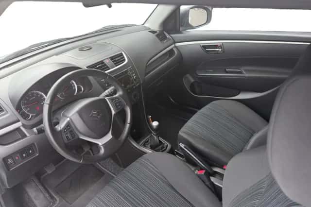 Suzuki Swift (2015) thumbnail 12