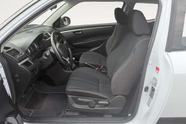 Suzuki Swift (2015) thumbnail 13