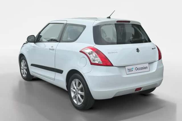 Suzuki Swift (2015) thumbnail 5