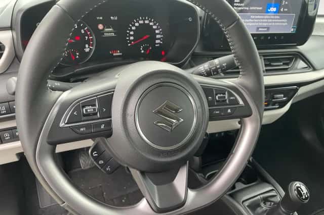Suzuki Swift (2025) thumbnail 11