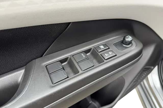 Suzuki Swift (2025) thumbnail 11