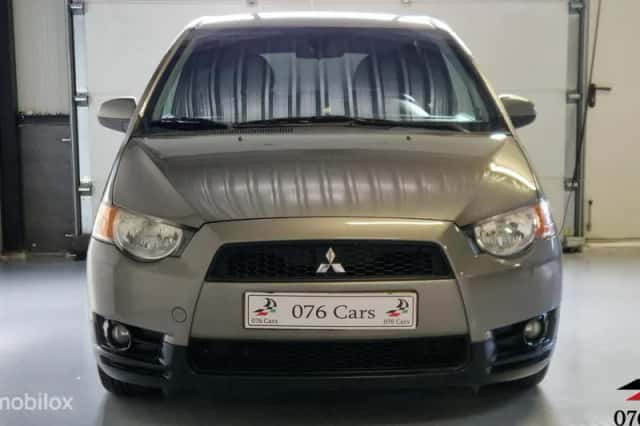 Mitsubishi Colt (2011) thumbnail 2