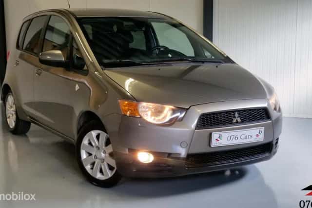 Mitsubishi Colt (2011) thumbnail 3