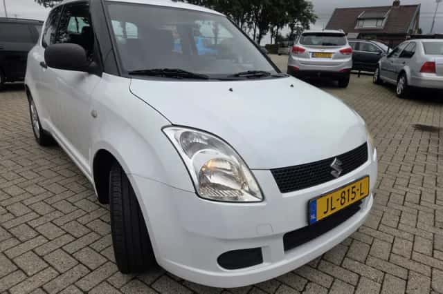 Suzuki Swift (2007) thumbnail 2