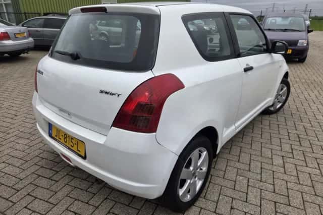 Suzuki Swift (2007) thumbnail 3