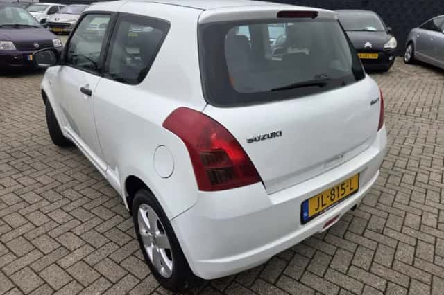 Suzuki Swift (2007) thumbnail 4
