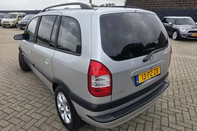 Opel Zafira (2005) thumbnail 4