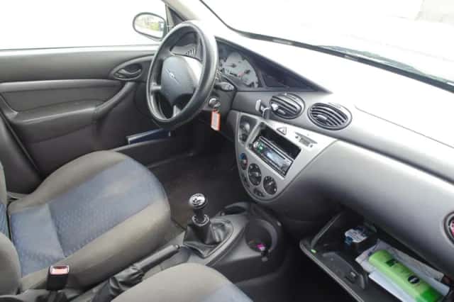 Ford Focus (2001) thumbnail 2