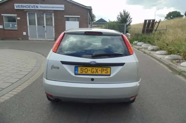 Ford Focus (2001) thumbnail 3