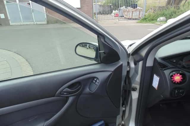 Ford Focus (2001) thumbnail 4